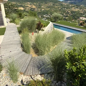 Paysage Marc : Création d'un ponton en bois qui structure les circulations et apporte du caractère au jardin.